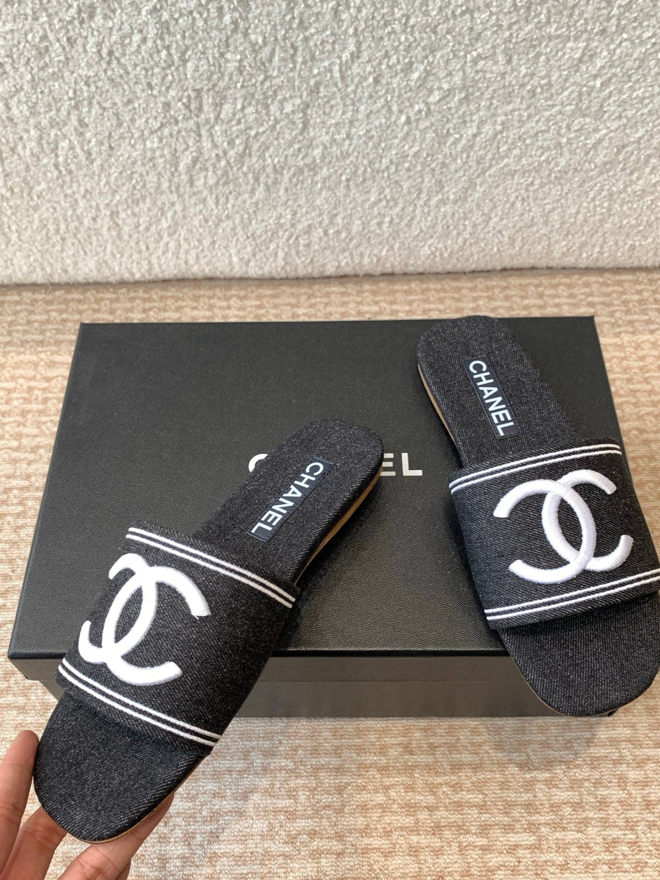 FLAT SLIDE IN BLACK DENIM WITH WHITE LOGO