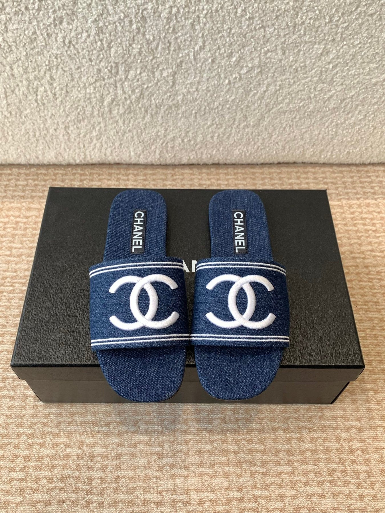 FLAT SLIDE IN NAVY BLUE DENIM WITH WHITE LOGO