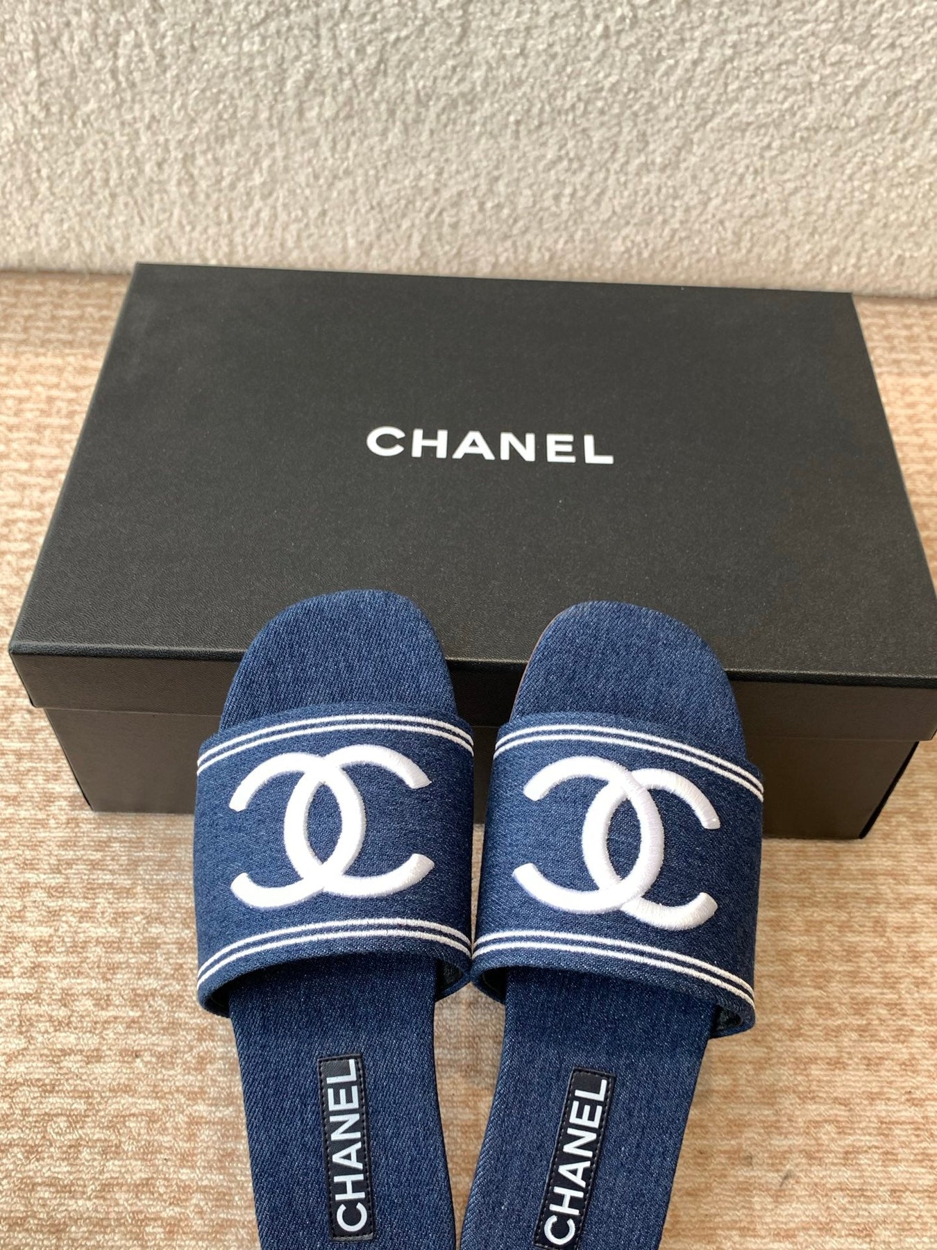 FLAT SLIDE IN NAVY BLUE DENIM WITH WHITE LOGO