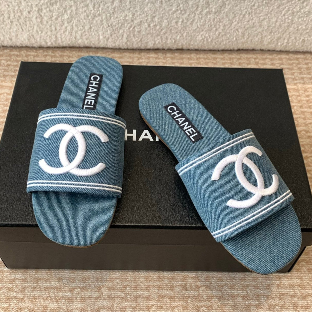 FLAT SLIDE IN AEGEAN BLUE DENIM WITH WHITE LOGO