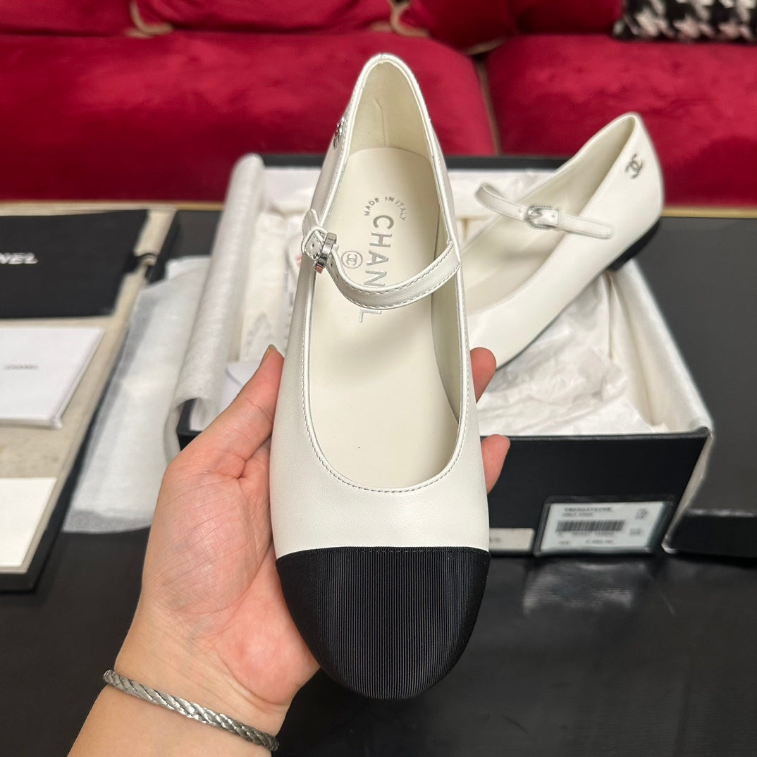 MARY JANE SHOES IN WHITE CALFSKIN AND BLACK SATIN