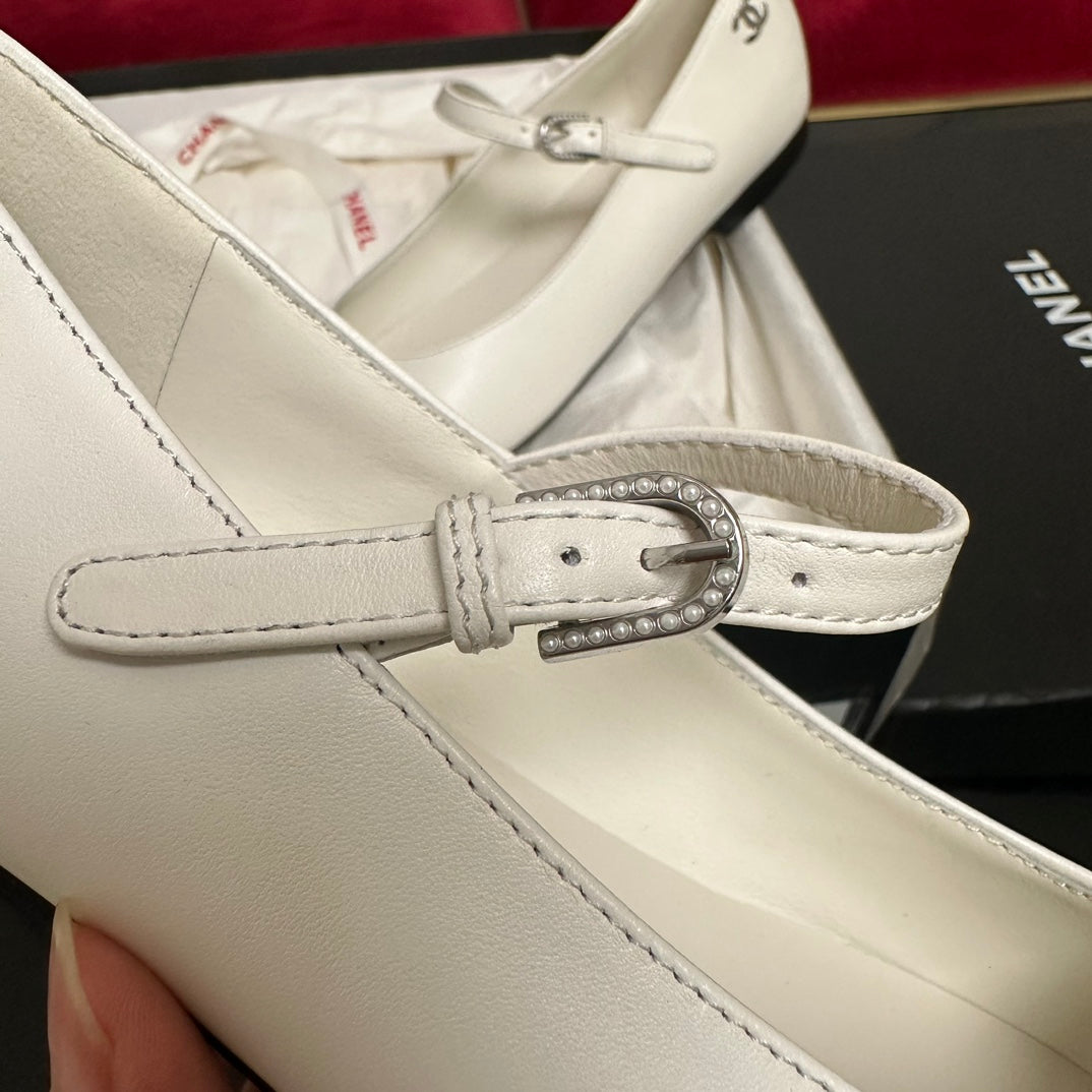 MARY JANE SHOES IN WHITE CALFSKIN AND BLACK SATIN