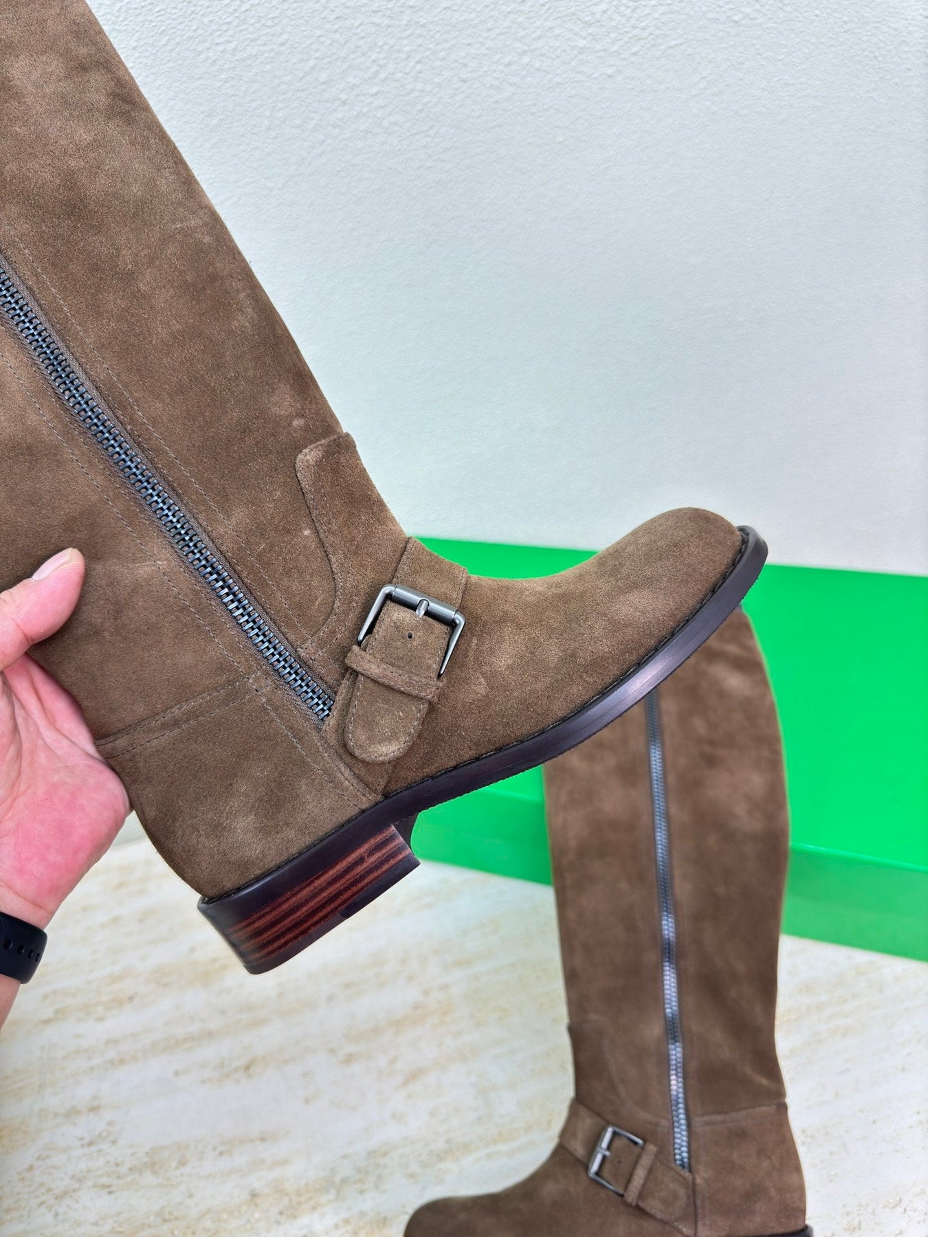KNEE HIGH BOOT IN CHOCOLATE BROWN SUEDE