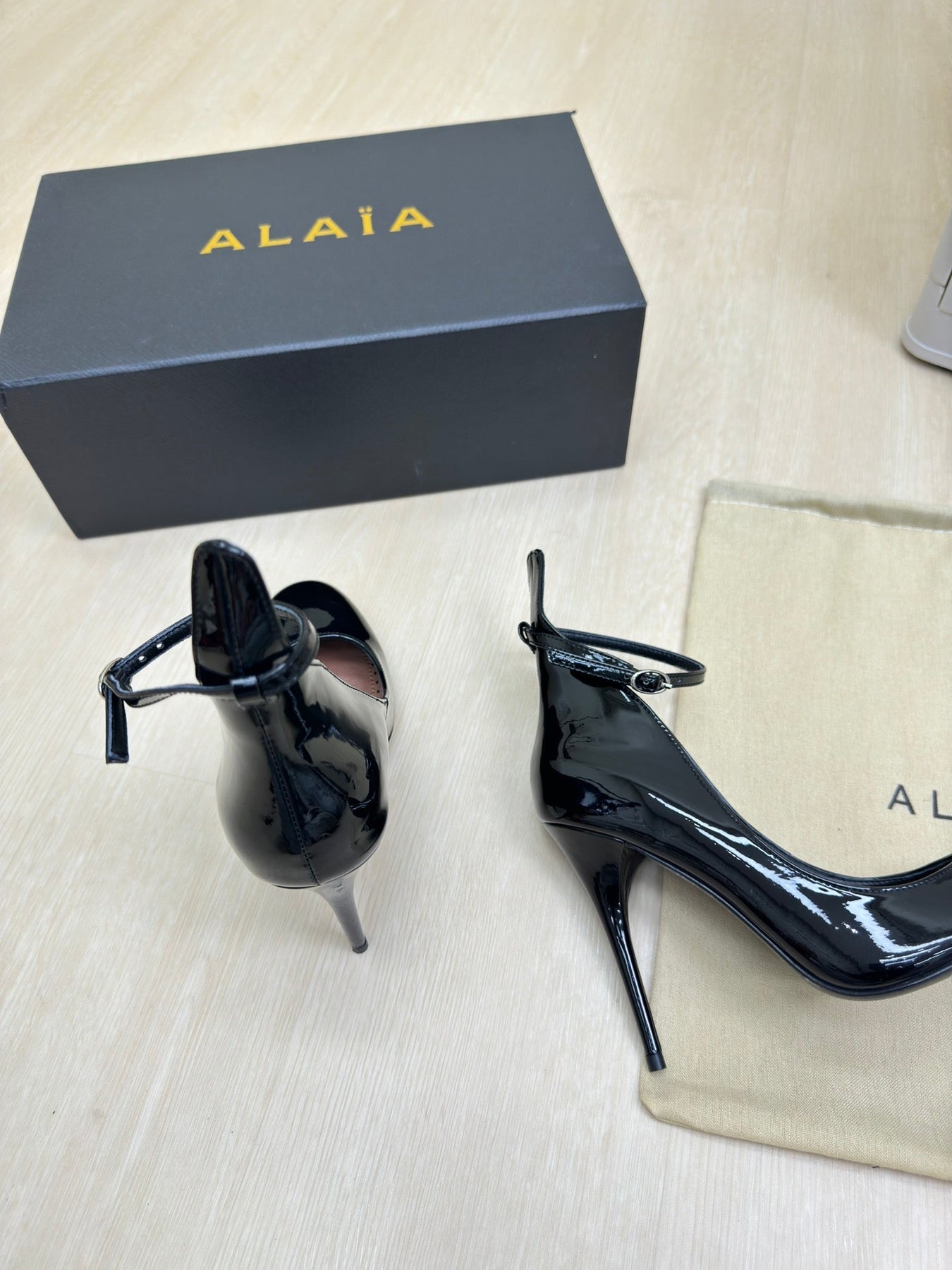 DECOLLETE PUMPS IN BLACK PATENT CALFSKIN