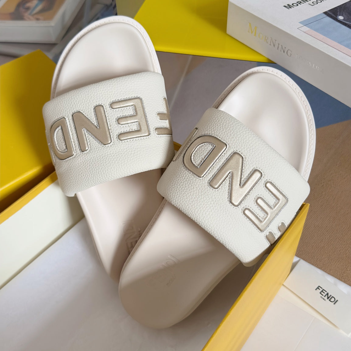 FENDI ROMA SLIDE IN WHITE GRAINED CALFSKIN WITH LOGO