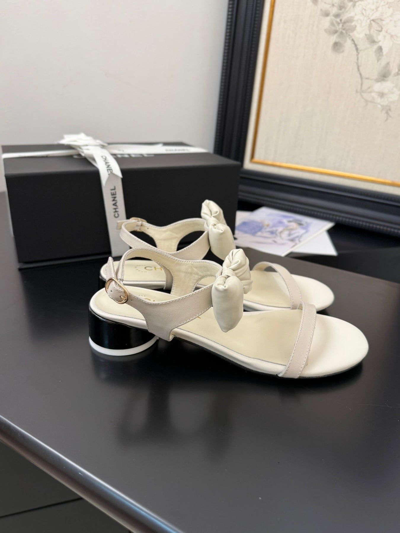 FLAT SANDALS IN WHITE CALFSKIN WITH BOW