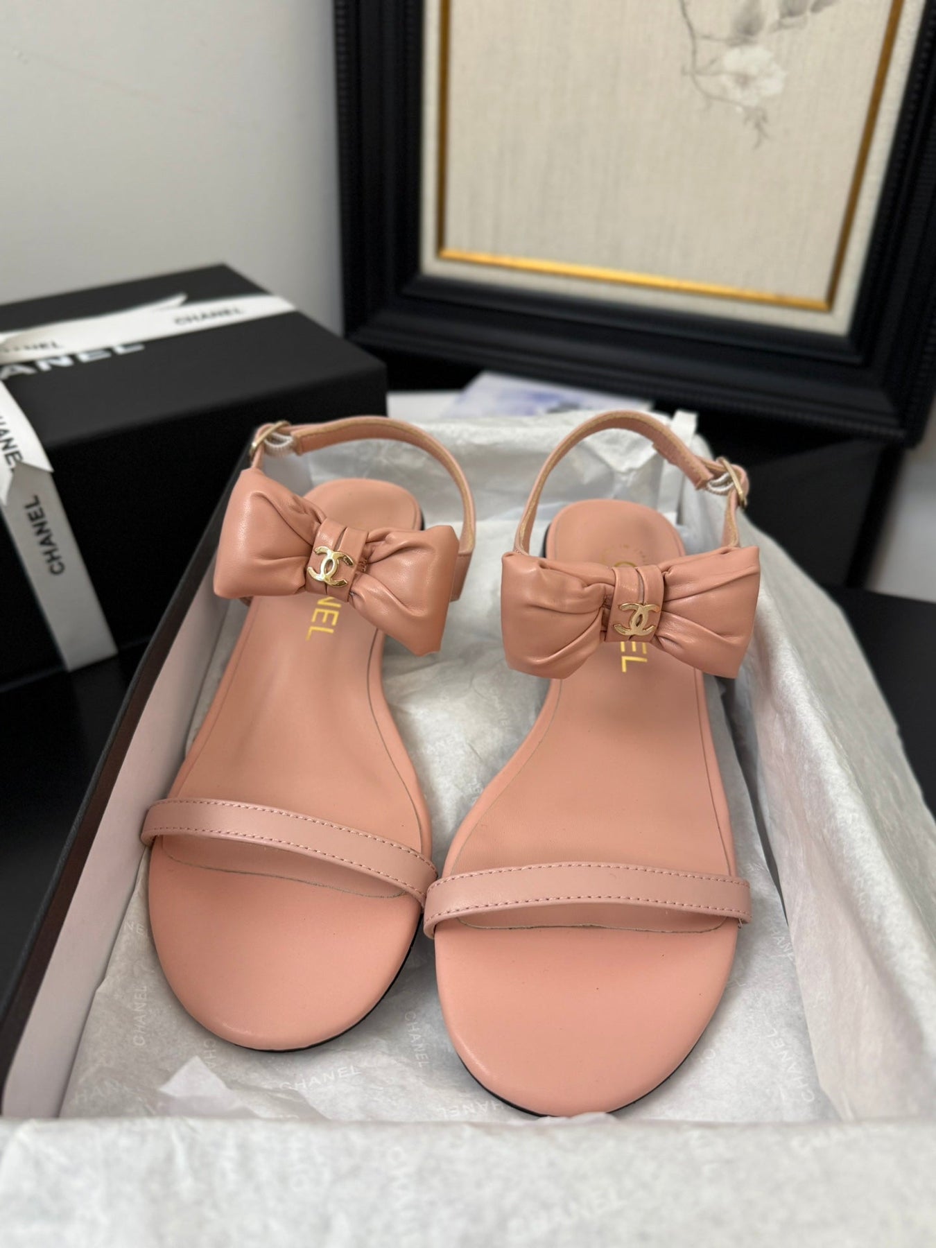 FLAT SANDALS IN PEACHY PINK CALFSKIN WITH BOW