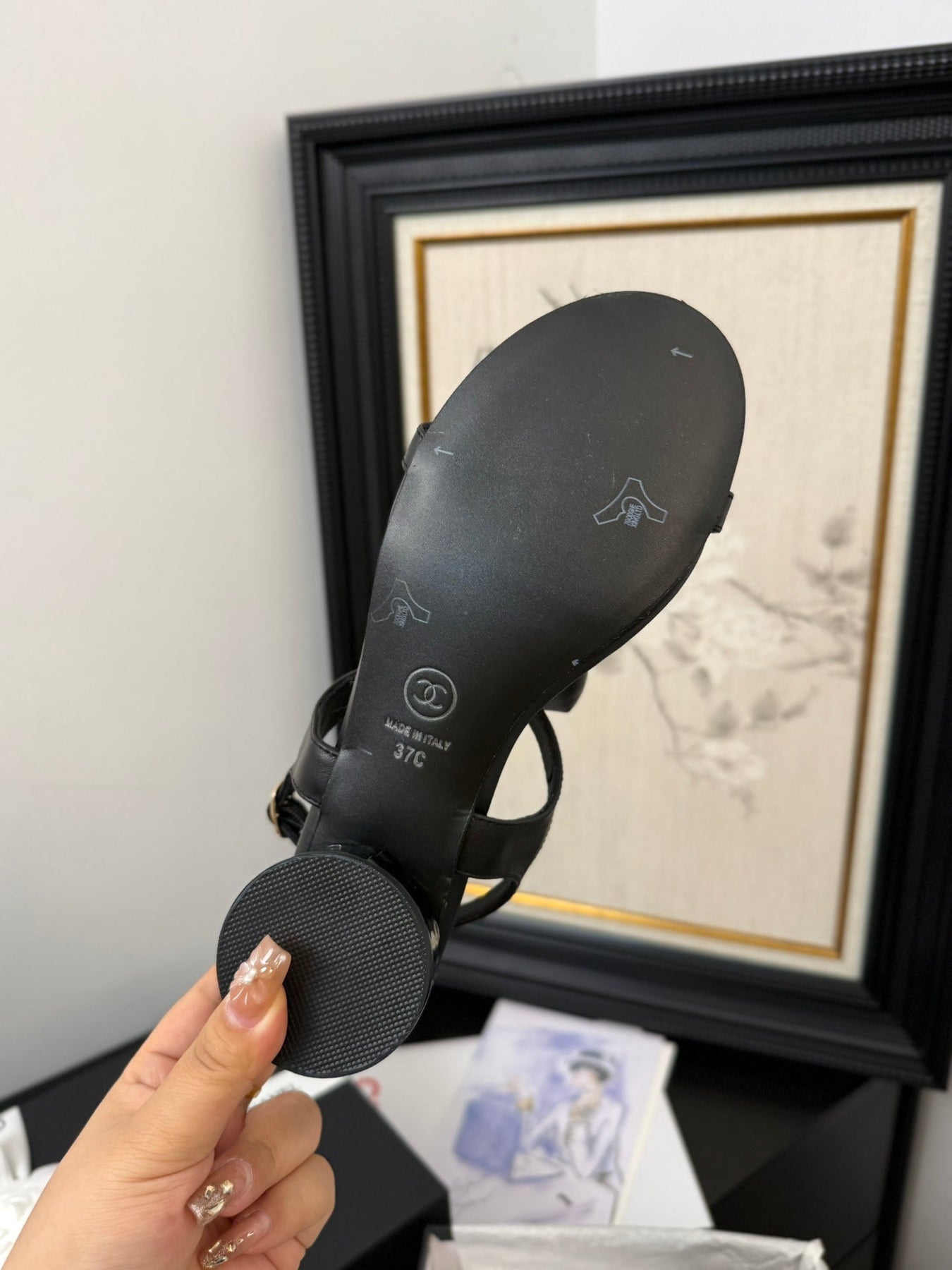 FLAT SANDALS IN BLACK CALFSKIN WITH BOW