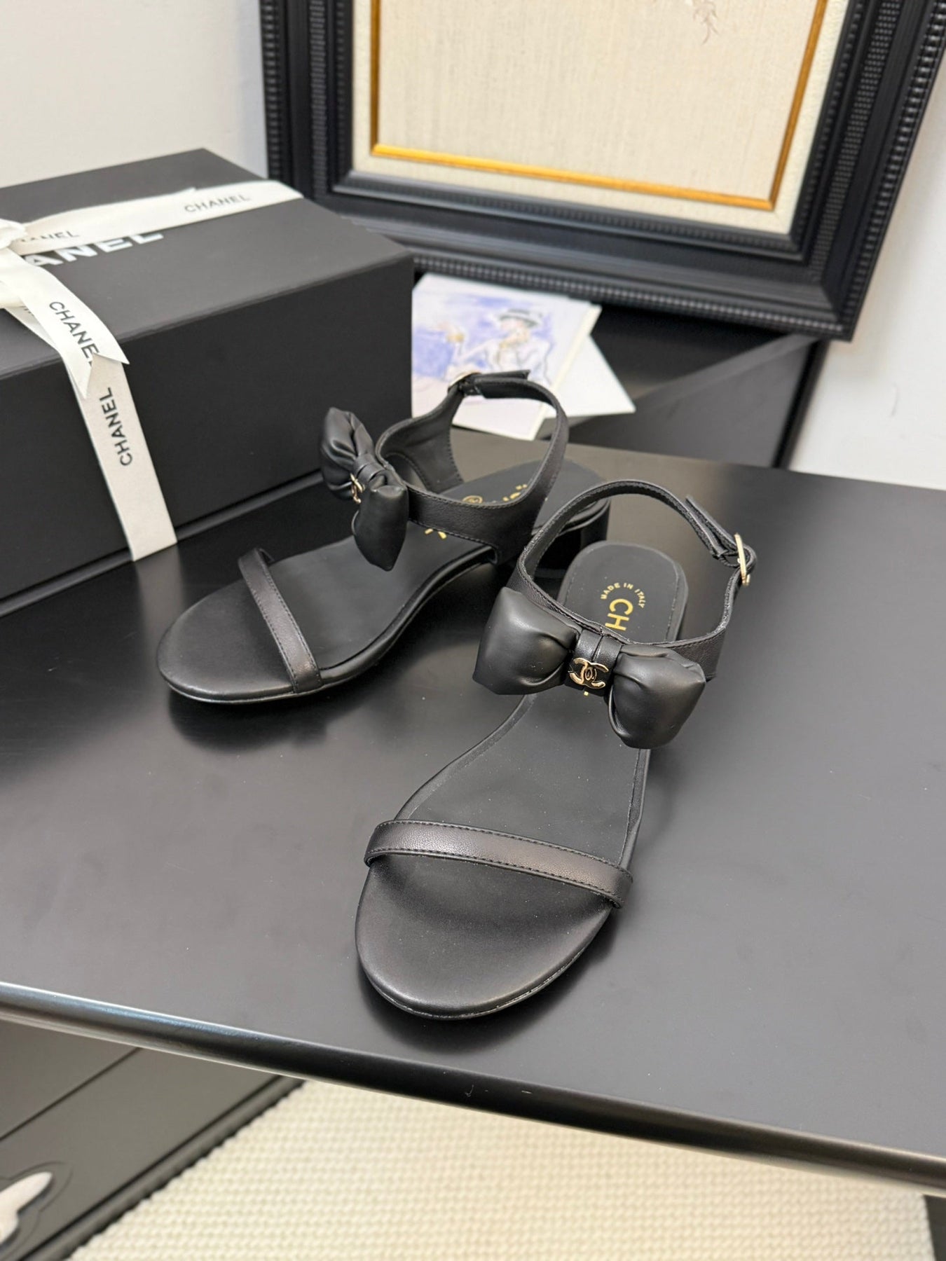 FLAT SANDALS IN BLACK CALFSKIN WITH BOW