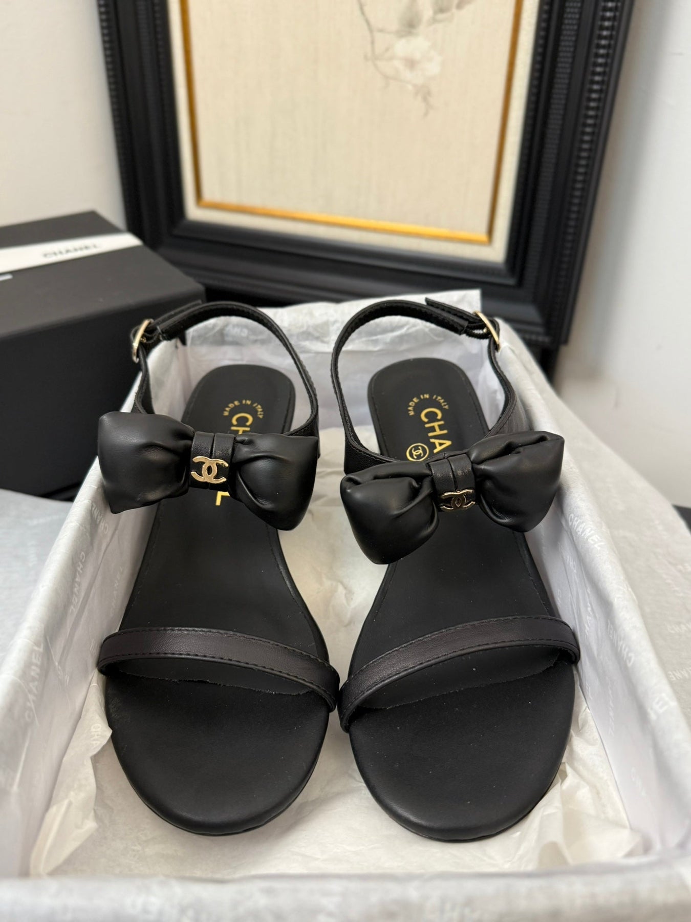 MID HEEL SANDALS IN BLACK CALFSKIN WITH BOW