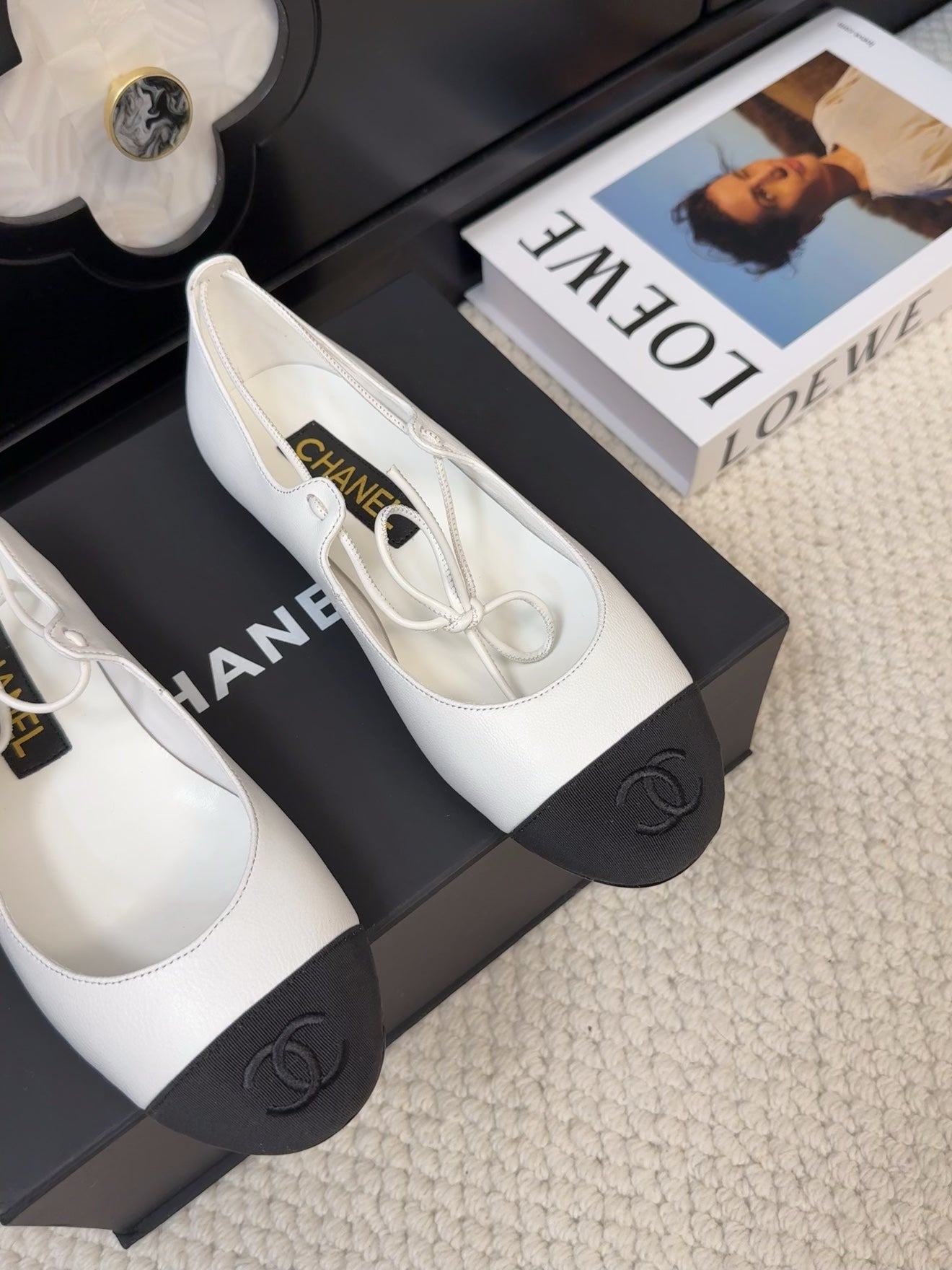 FLAT MARY JANE PUMPS IN WHITE LAMBSKIN MIX BLACK FABRIC