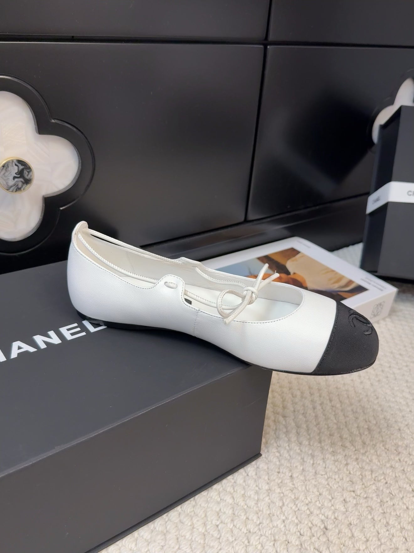 FLAT MARY JANE PUMPS IN WHITE LAMBSKIN MIX BLACK FABRIC