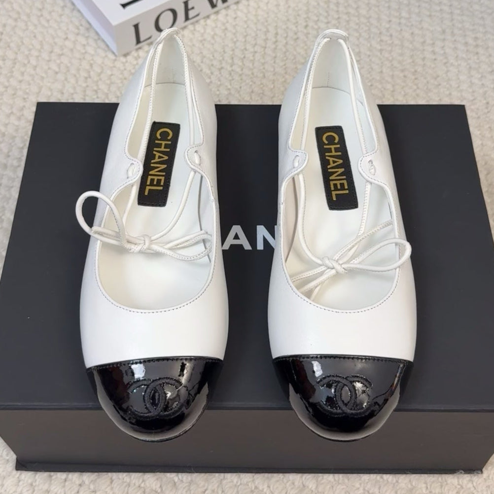 FLAT MARY JANE PUMPS IN WHITE MIX BLACK LAMBSKIN