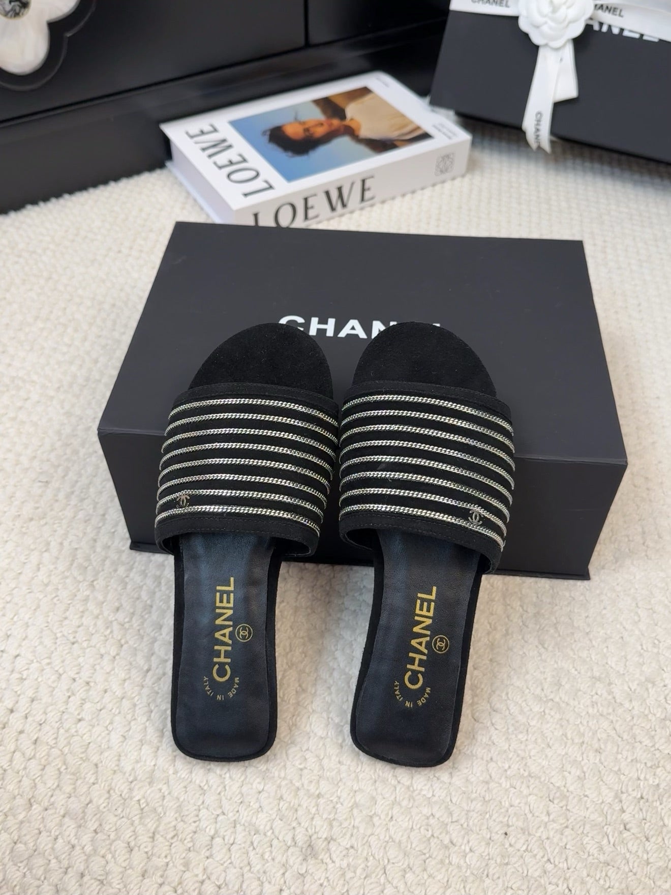 FLAT SLIDE IN BLACK SUEDE WITH SILVER CHAIN