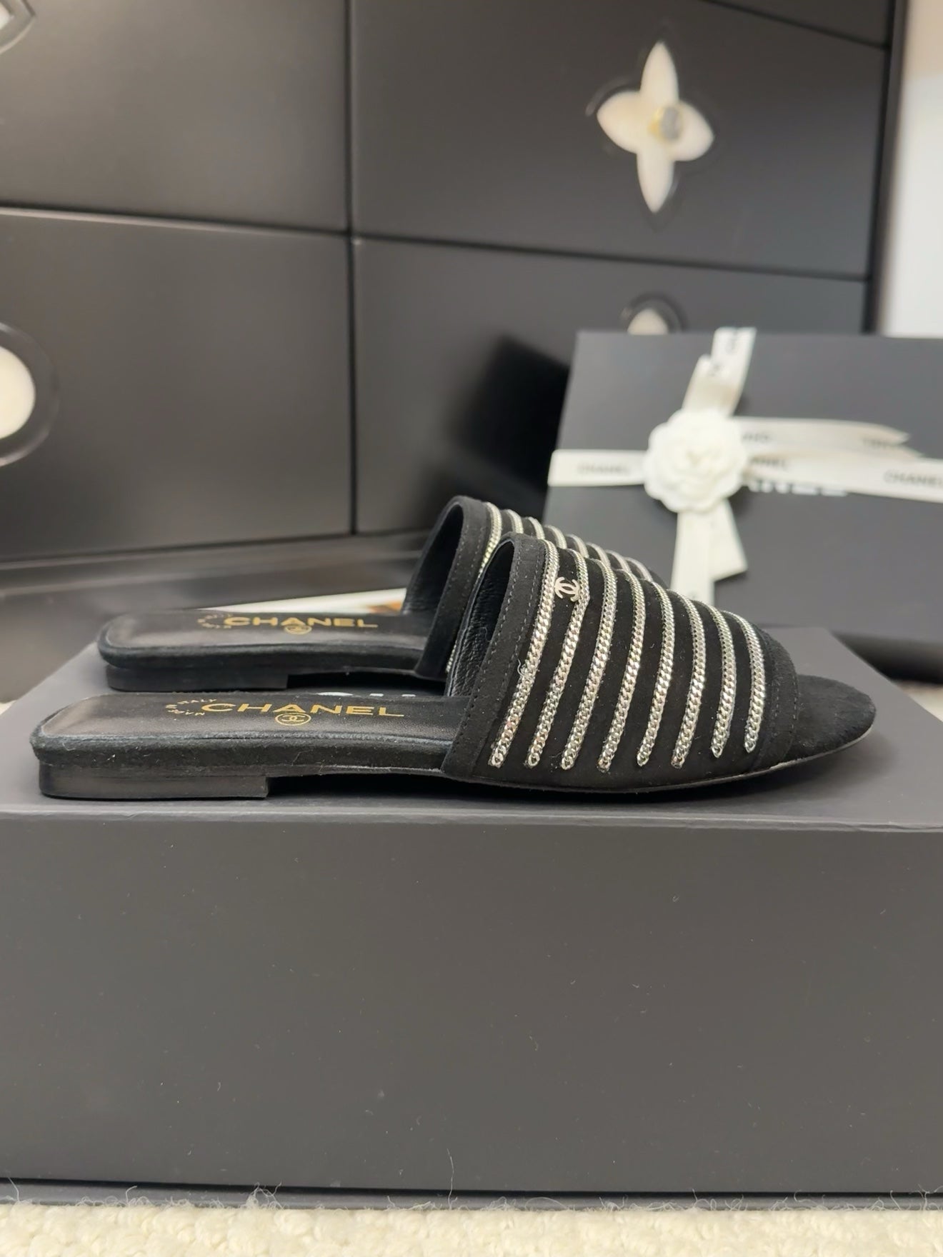 FLAT SLIDE IN BLACK SUEDE WITH SILVER CHAIN