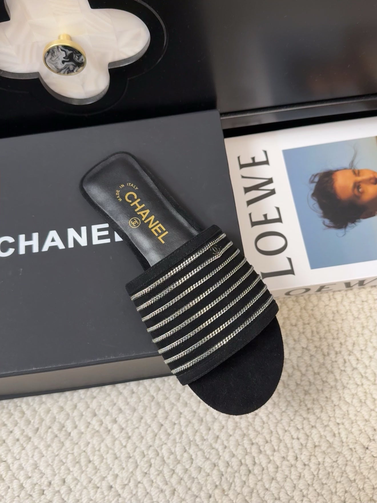 FLAT SLIDE IN BLACK SUEDE WITH SILVER CHAIN