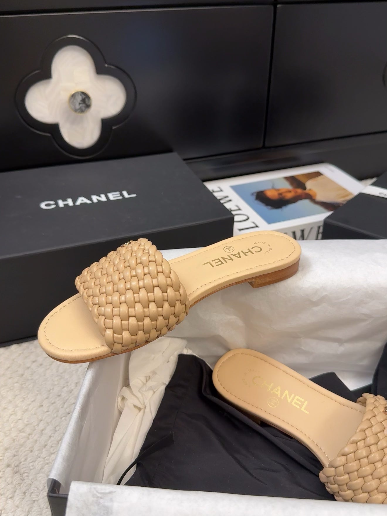 FLAT SLIDES IN FLAX YELLOW LAMBSKIN