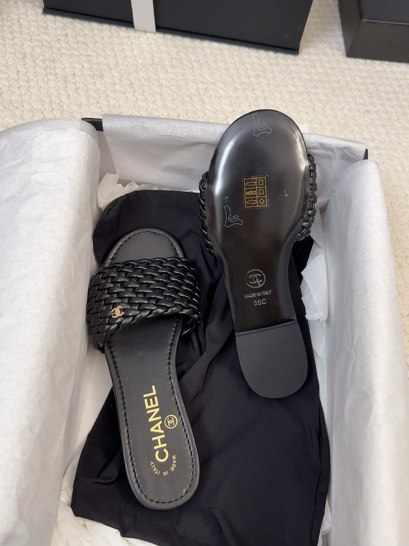 FLAT SLIDES IN BLACK LAMBSKIN