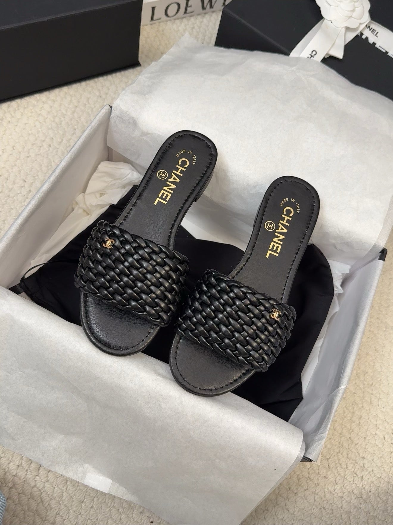 FLAT SLIDES IN BLACK LAMBSKIN