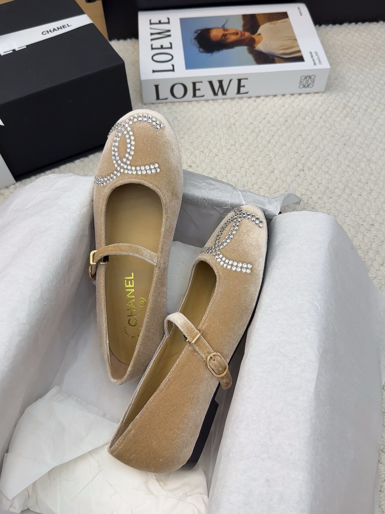 MARY JANE SHOES IN SAND BROWN VELVET WITH CRYSTALS LOGO