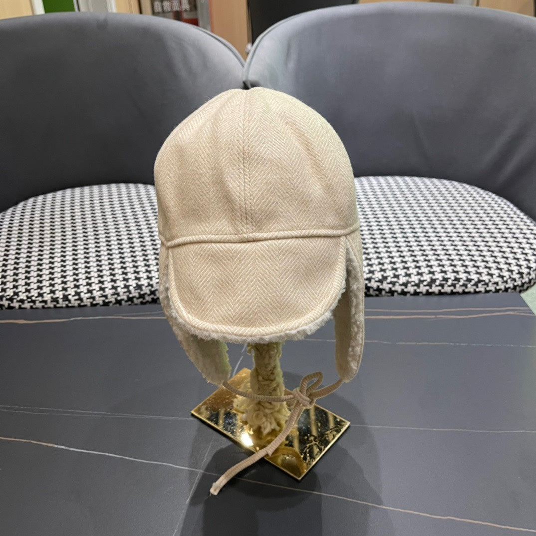 KNITTED TRAPPER HAT IN BEIGE WOOL 439524
