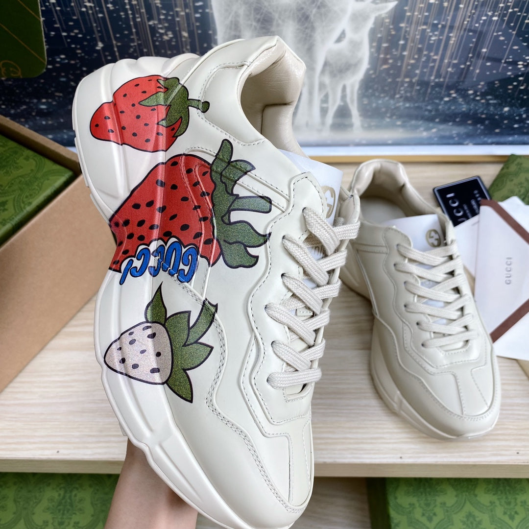 GG COUPLE TRAINER WHITE CALFSKIN WITH STRAWBERRY ICON