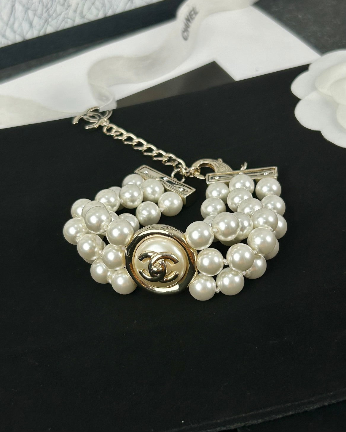 CC ROUND BUTTON RESIN BRACELET WITH THREE LAYERS OF PEARLS