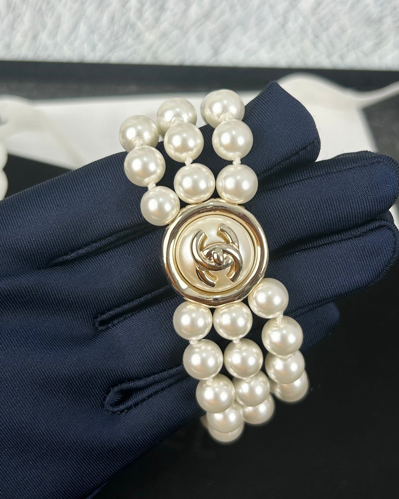 CC ROUND BUTTON RESIN BRACELET WITH THREE LAYERS OF PEARLS