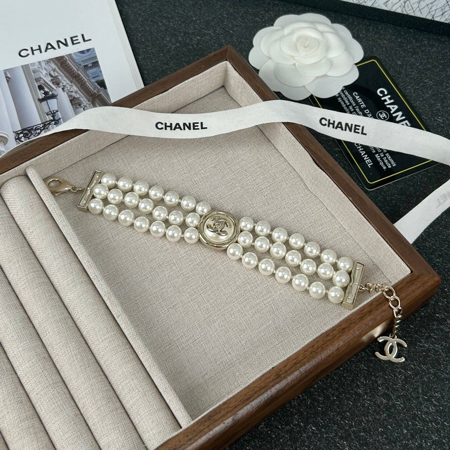 CC ROUND BUTTON RESIN BRACELET WITH THREE LAYERS OF PEARLS