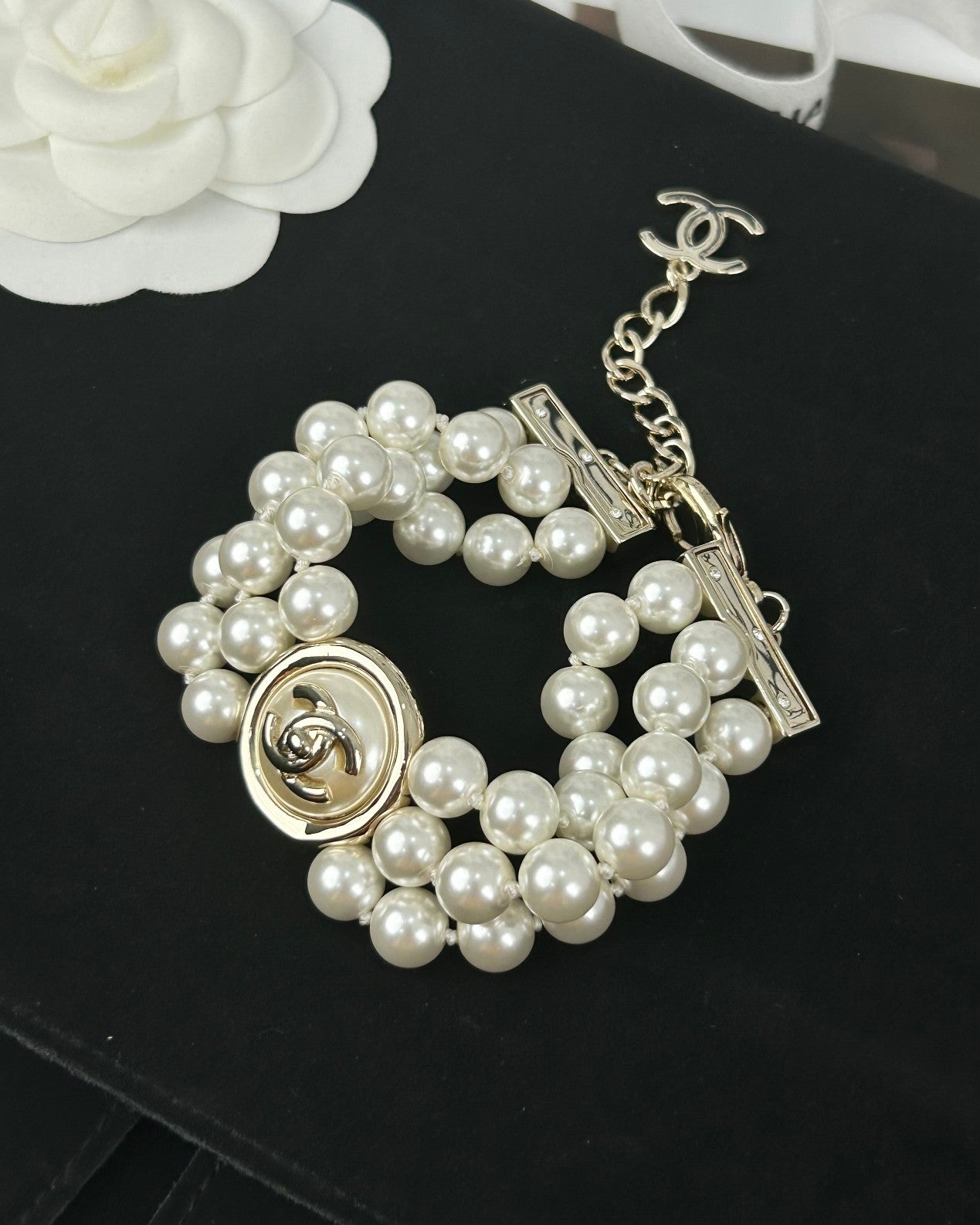 CC ROUND BUTTON RESIN BRACELET WITH THREE LAYERS OF PEARLS