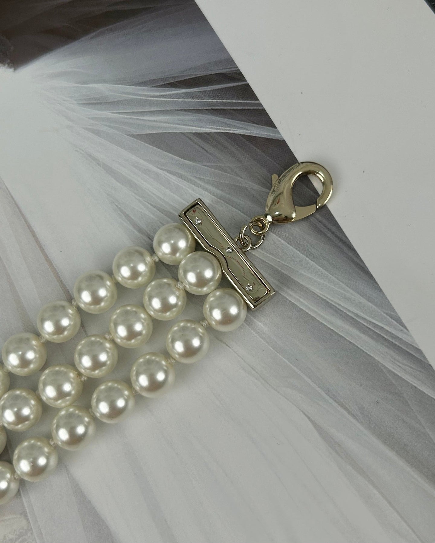 CC ROUND BUTTON RESIN BRACELET WITH THREE LAYERS OF PEARLS