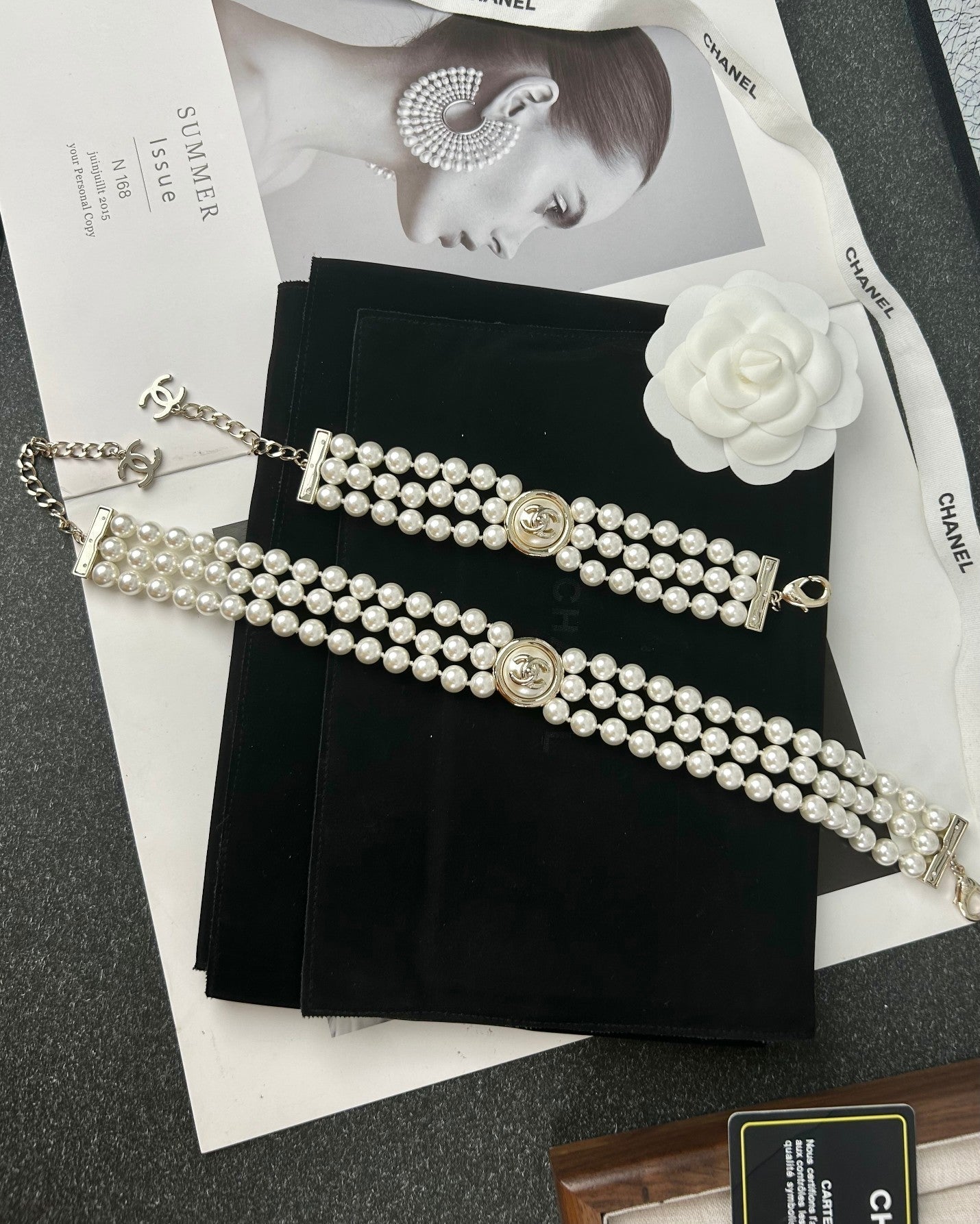 CC ROUND BUTTON RESIN BRACELET WITH THREE LAYERS OF PEARLS