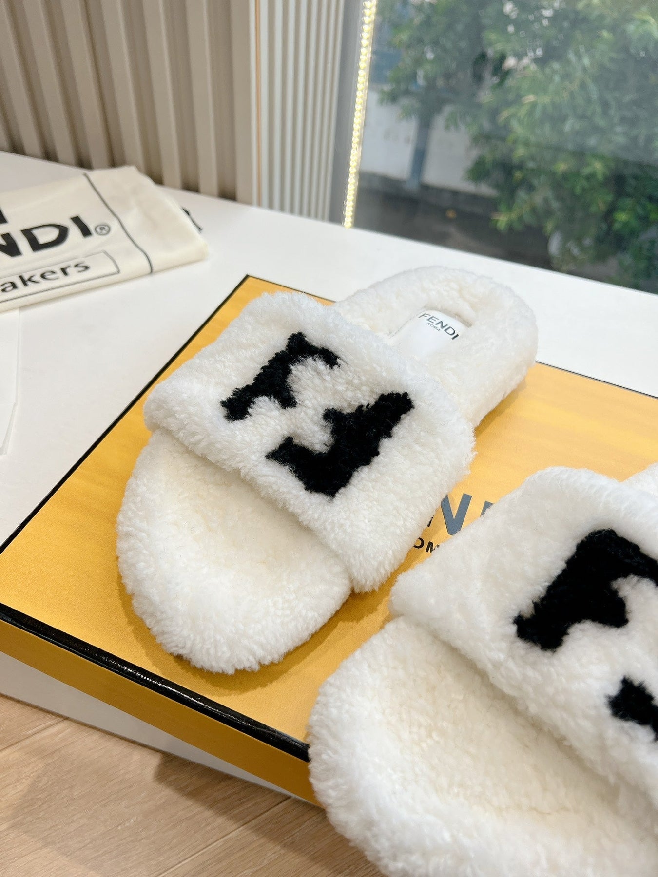 FLAT SLIDE IN WHITE FLEECE WITH BLACK LOGO