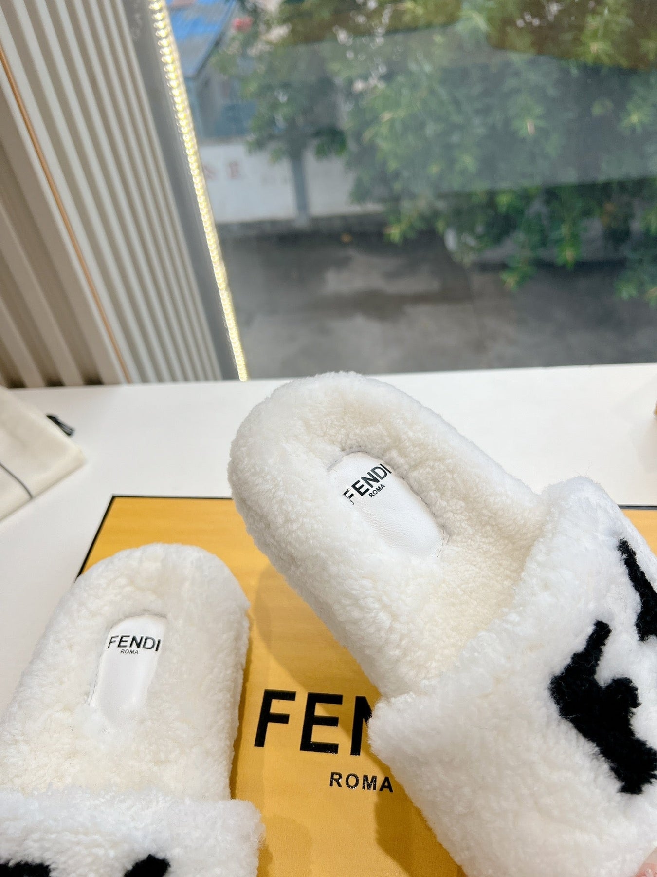 FLAT SLIDE IN WHITE FLEECE WITH BLACK LOGO