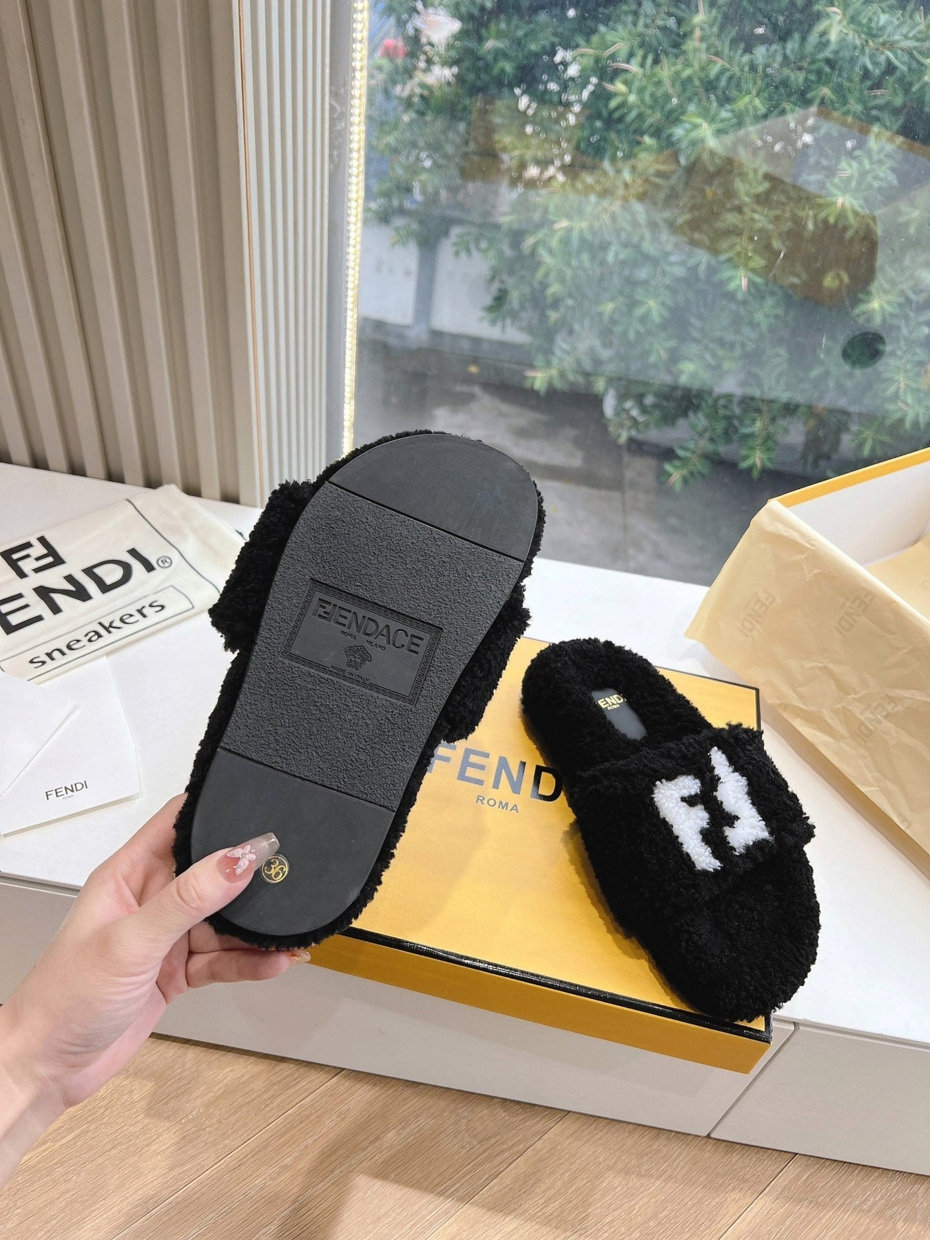 FLAT SLIDE IN BLACK FLEECE WITH WHITE LOGO