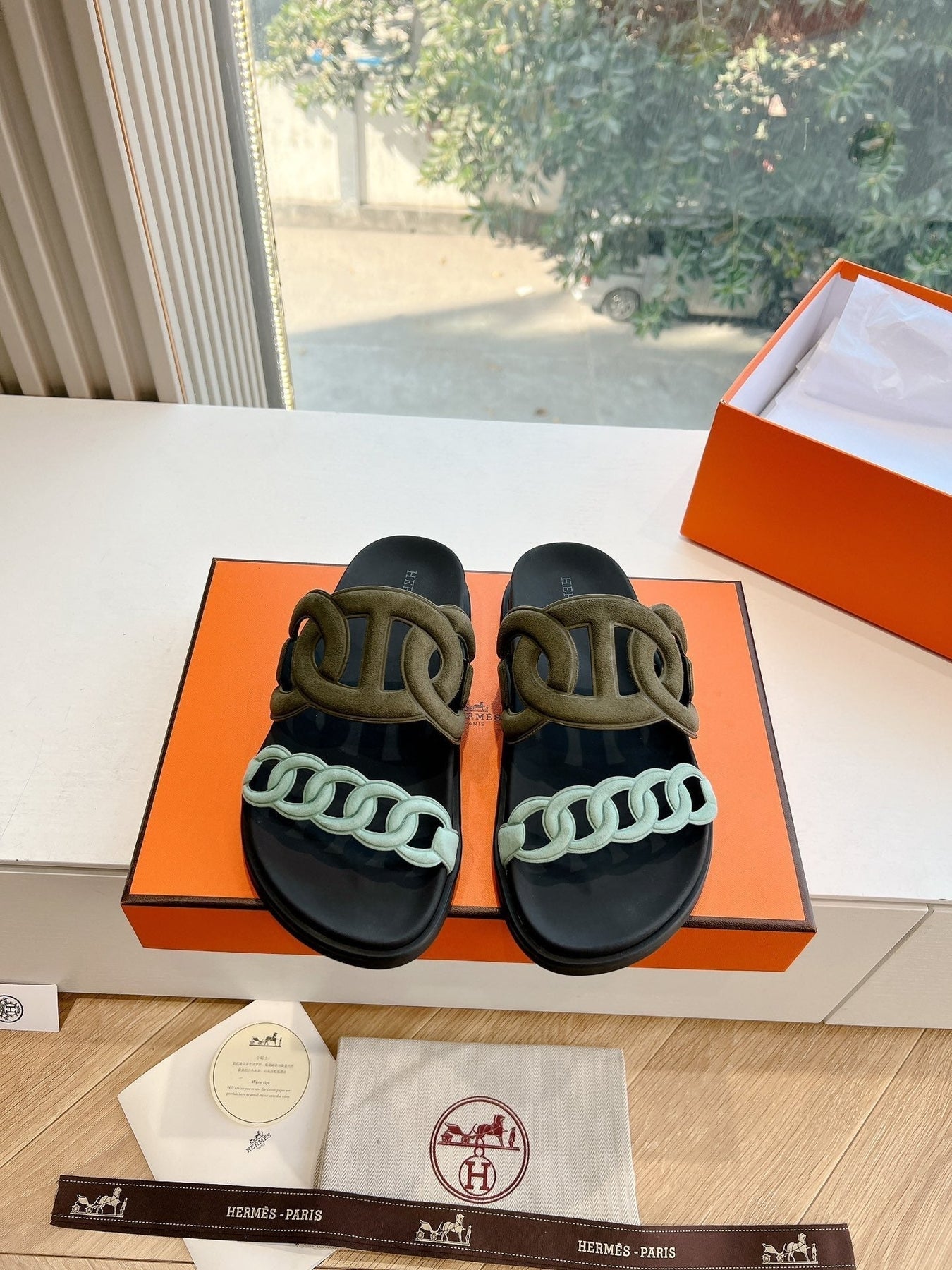 EXTRA SANDAL IN ARMY GREEN MIX ELECTRIC BLUE CALFSKIN