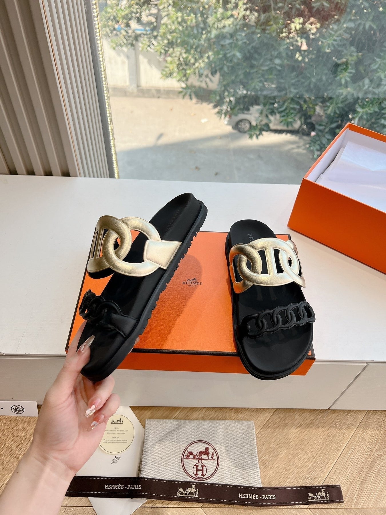 EXTRA SANDAL IN GOLD MIX BLACK CALFSKIN