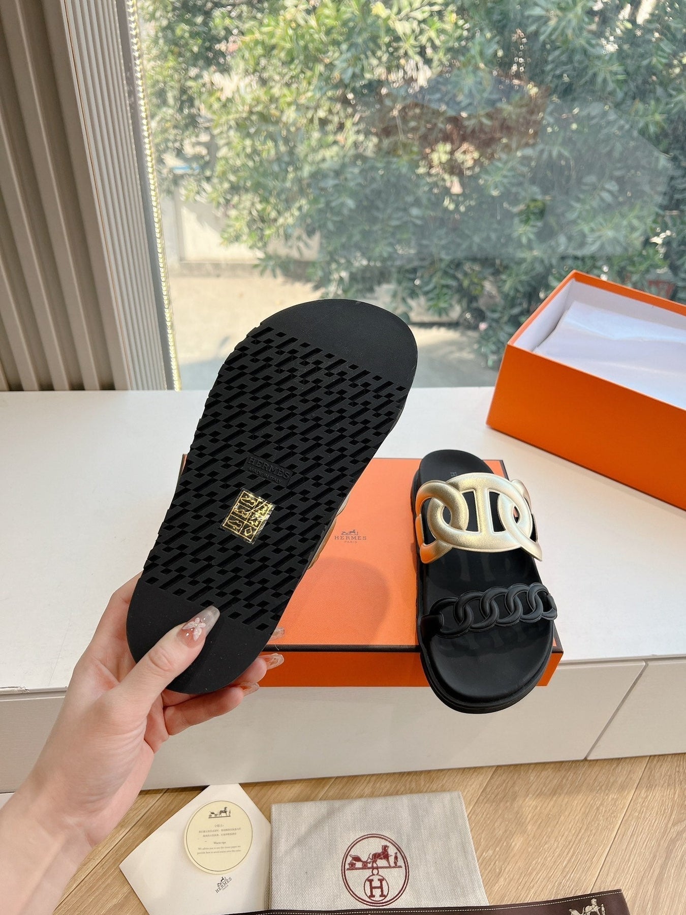 EXTRA SANDAL IN GOLD MIX BLACK CALFSKIN