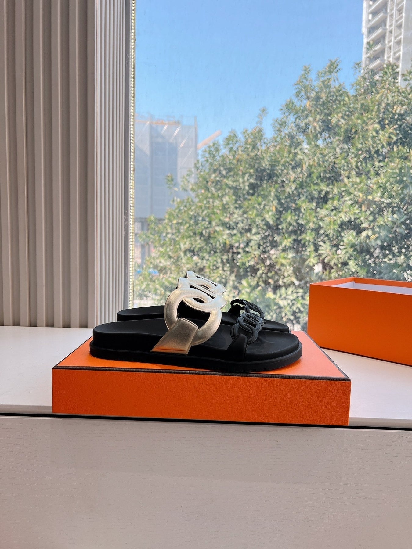 EXTRA SANDAL IN GOLD MIX BLACK CALFSKIN