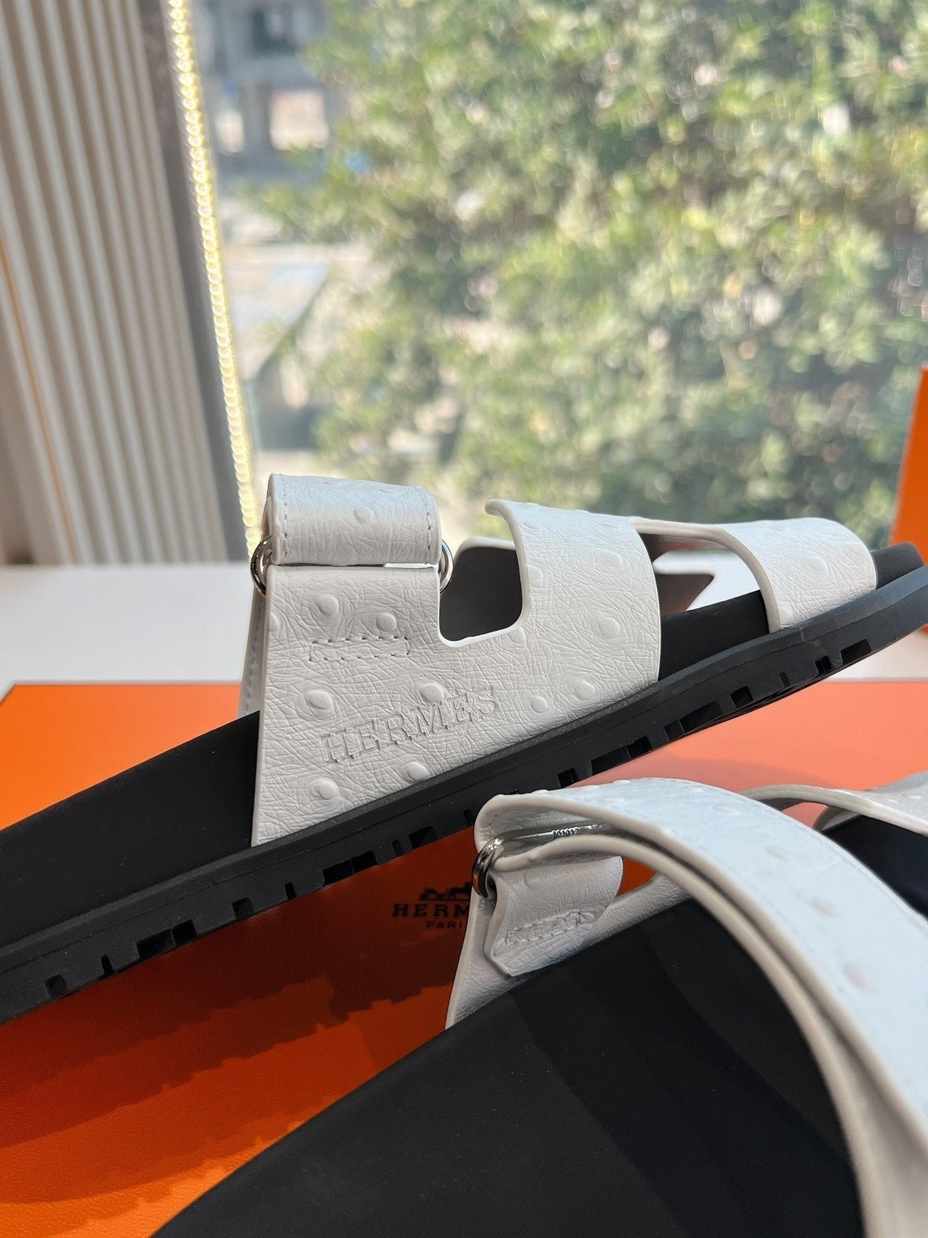 CHYPRE SANDAL IN WHITE GRAINED CALFSKIN