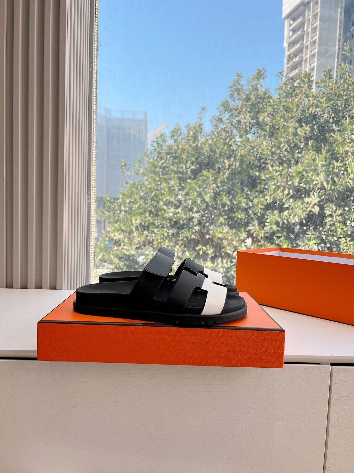 CHYPRE SANDAL IN BLACK MIX WHITE CALFSKIN