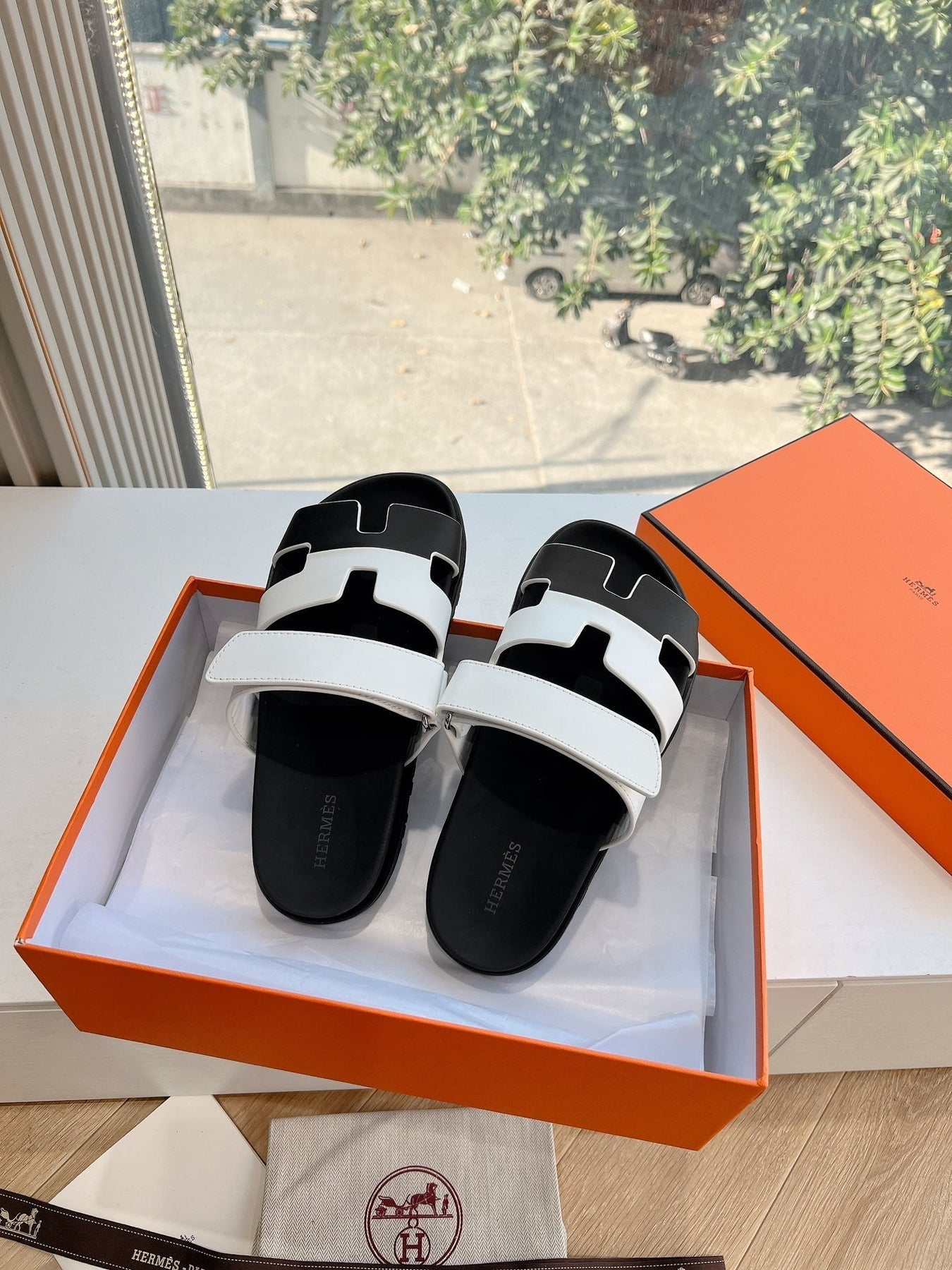 CHYPRE SANDAL IN WHITE MIX BLACK CALFSKIN