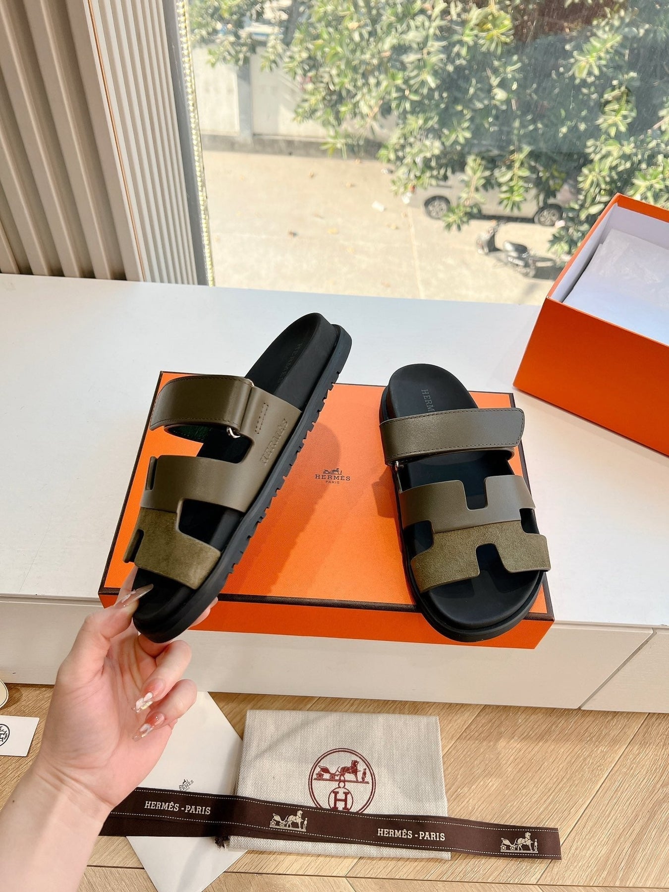 CHYPRE SANDAL IN ARMY GREEN SUEDE AND CALFSKIN