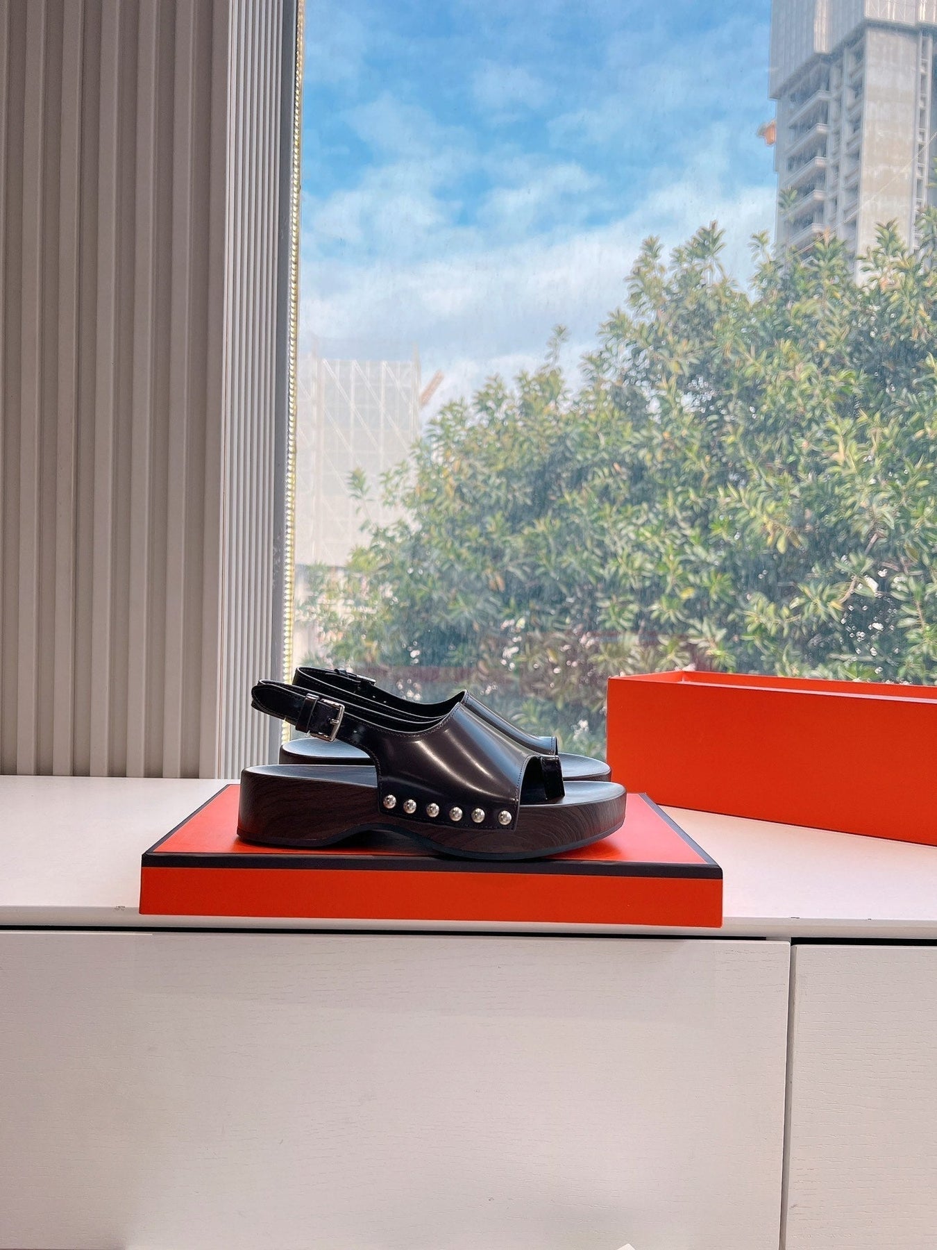 FLAT SANDAL IN BRUNETTE BROWN CALFSKIN