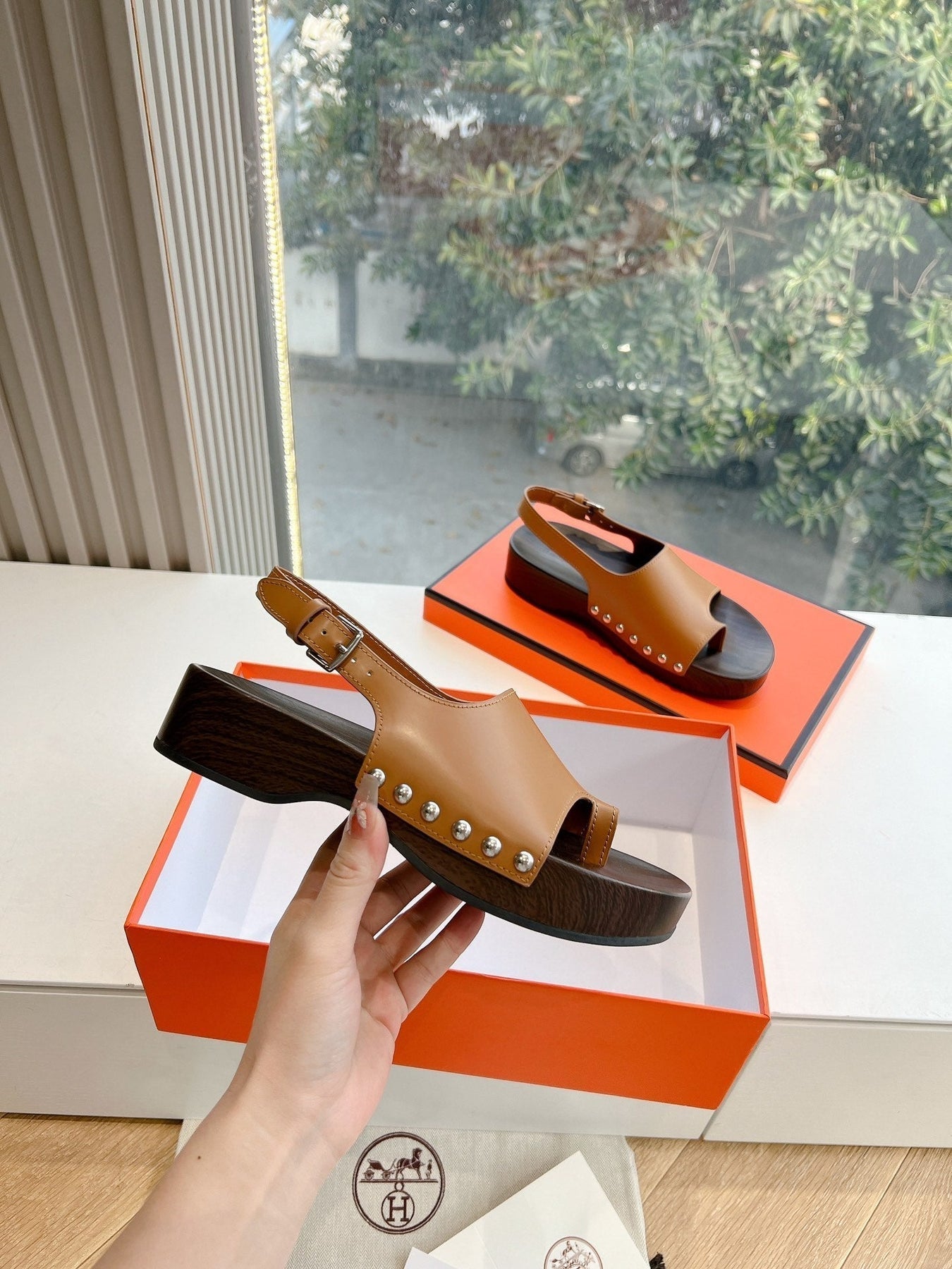 FLAT SANDAL IN BRONZE BROWN CALFSKIN