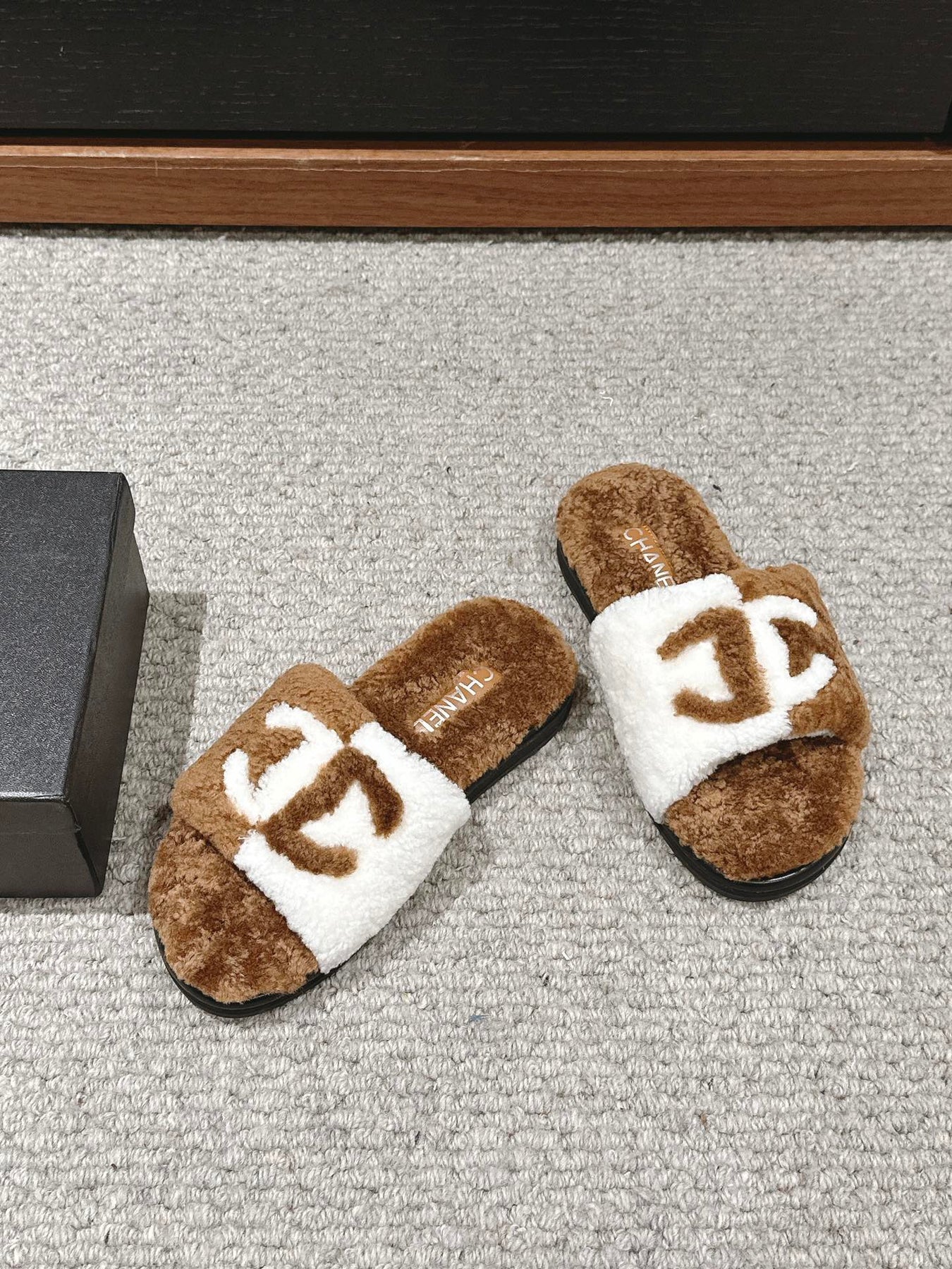 CC SLIPPERS IN CIDER BROWN MIX WHITE FLEECE