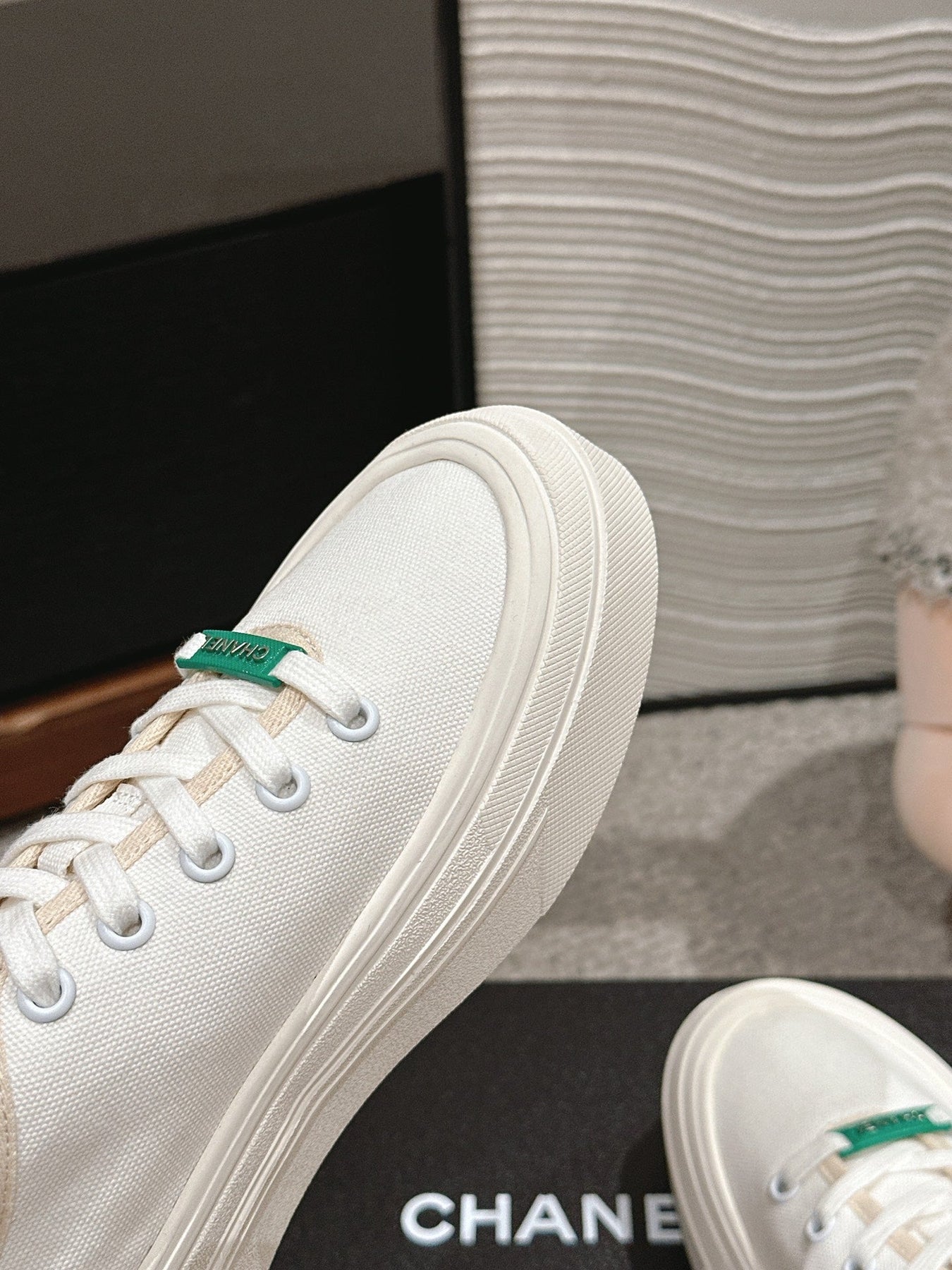 LACE-UP SNEAKERS IN WHITE CANVAS