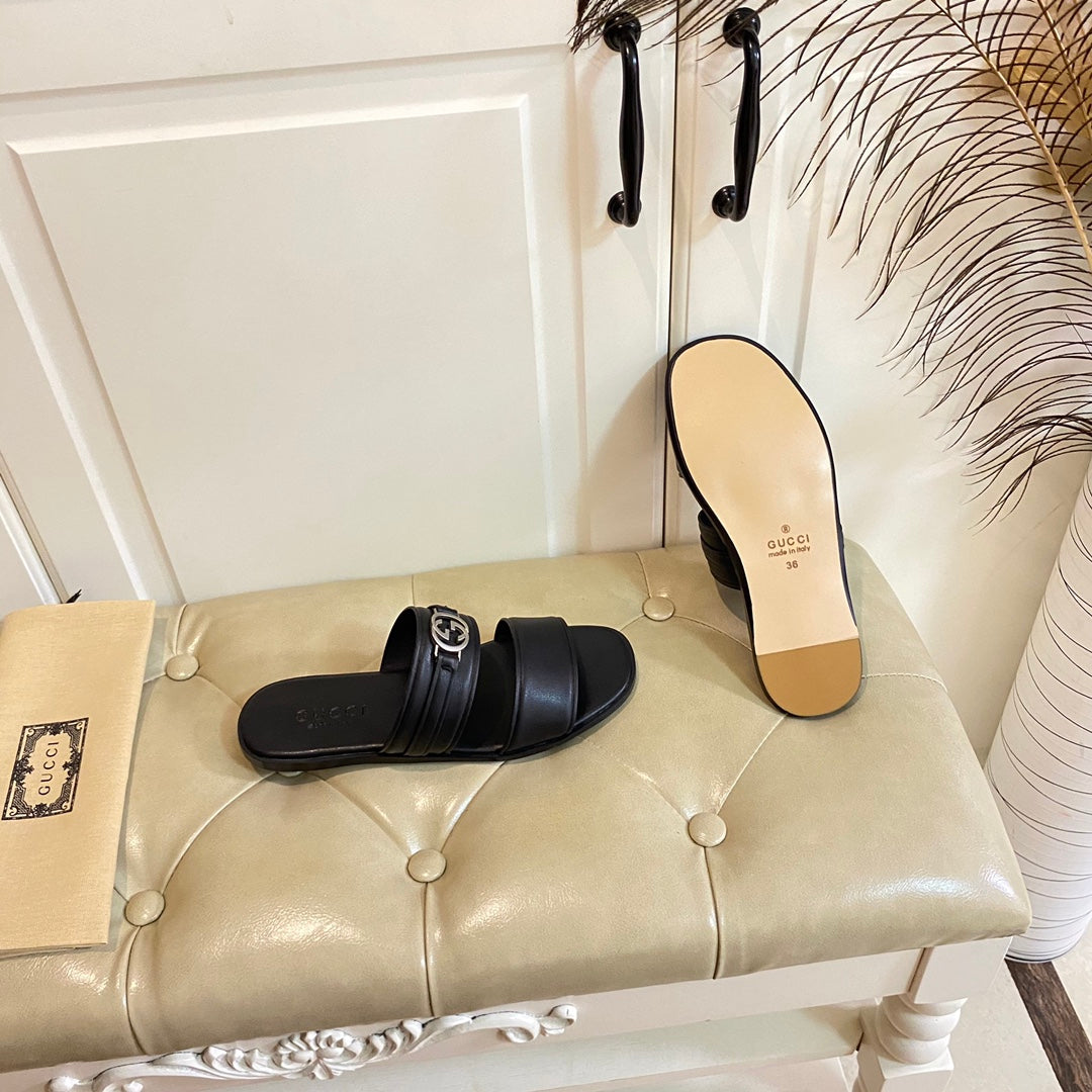 GG SANDAL WITH ROUND INTERLOCKING G IN BLACK CALFSKIN