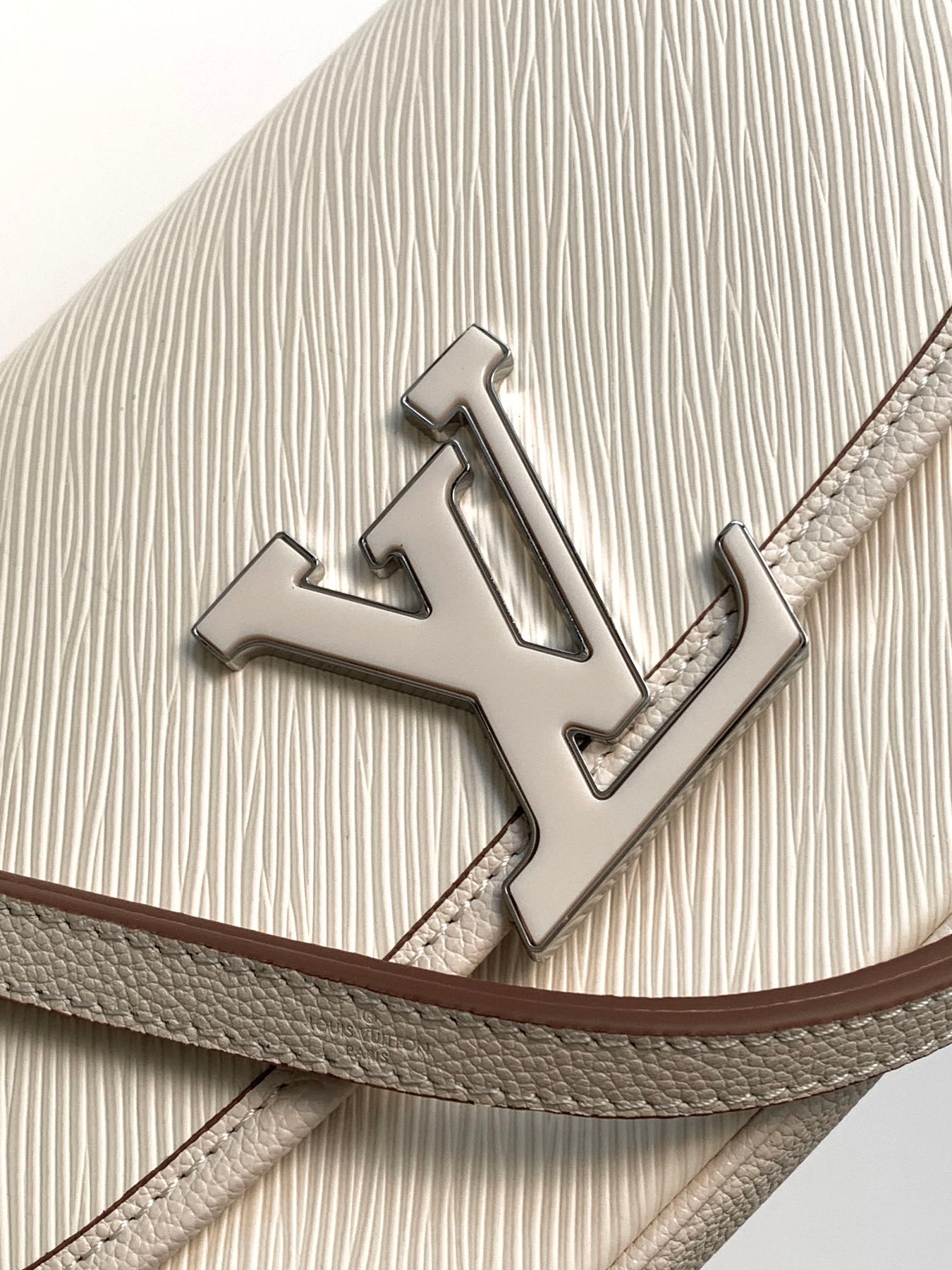 BUCI BAG 24 IN QUARTZ WHITE EPI GRAIN COWHIDE