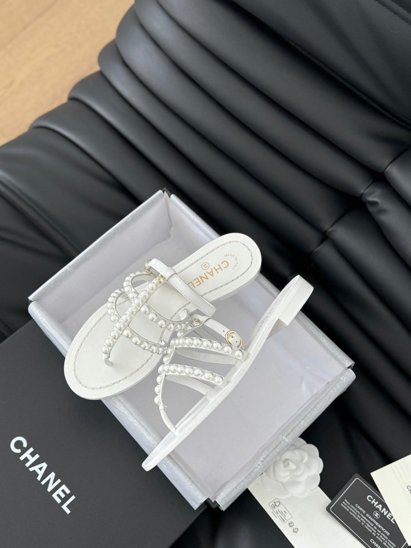 MULE SLIPPERS WITH PEARL CHAIN IN WHITE LAMBSKIN